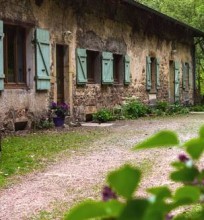 Gîte de groupe (21 personnes) 1 gîte / 1 chambre d’hôtes / 4 petites maisons 2 épis